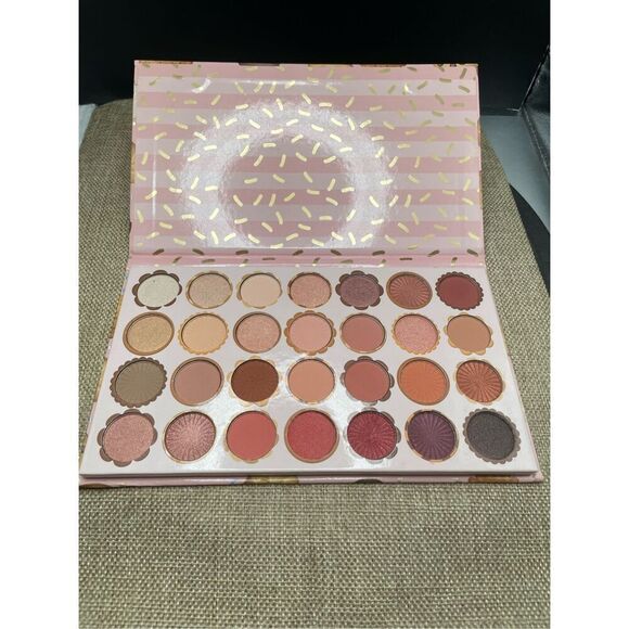 Beauty Concepts "Hello Sweetness" 28 Pan Eyeshadow Palette - Picture 2 of 7